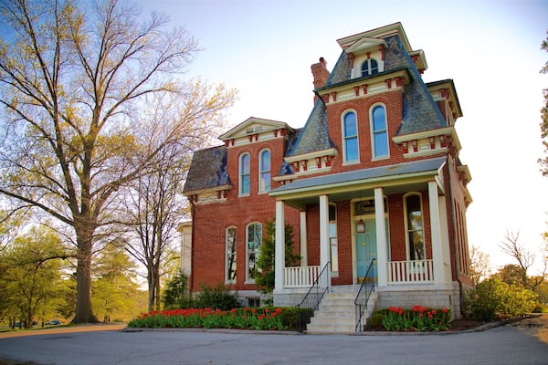Forest Park welches beinhaltet Haus und historische Architektur