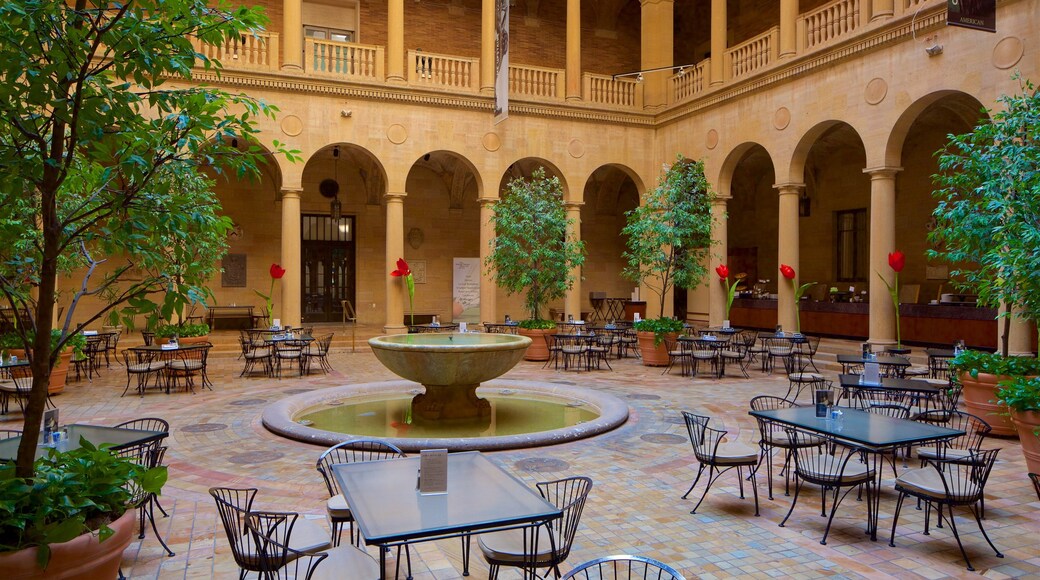 Nelson-Atkins Museum of Art featuring outdoor eating, heritage architecture and a fountain