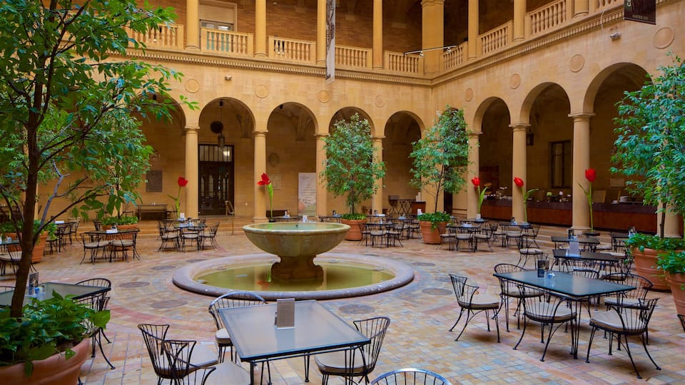 Nelson-Atkins Museum of Art mettant en vedette patrimoine architectural, fontaine et sortie au restaurant