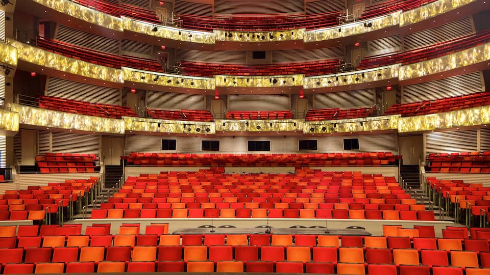 Kauffman Center for the Performing Arts que incluye escenas de teatro y vistas de interior