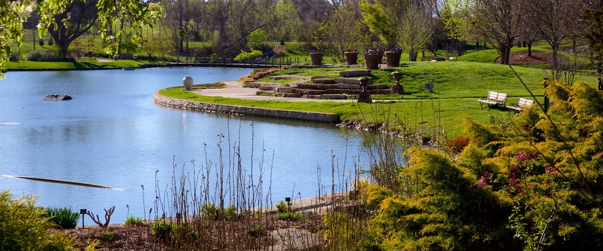 Kansas City que incluye un jardín y un estanque
