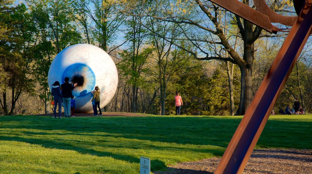 Laumeier Sculpture Park qui includes un parc et art extérieur aussi bien que un petit groupe de personnes