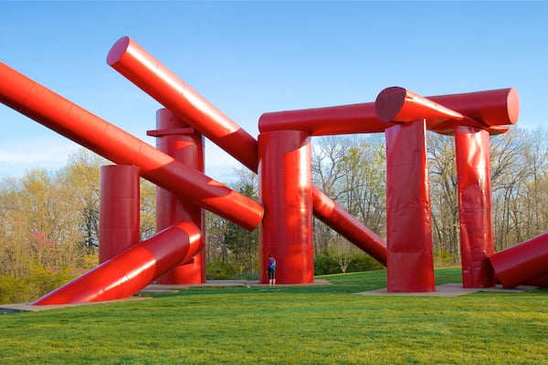 Laumeier Sculpture Park das einen Garten und Outdoor-Kunst sowie einzelne Frau