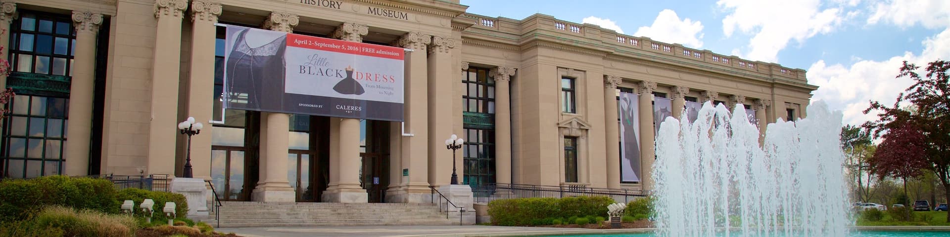 Missouri History Museum mostrando una fuente, patrimonio de arquitectura y señalización