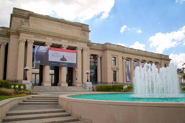 Missouri History Museum qui includes fontaine, patrimoine architectural et signalisation