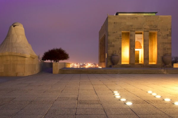Liberty Memorial mit einem bei Nacht und Geschichtliches