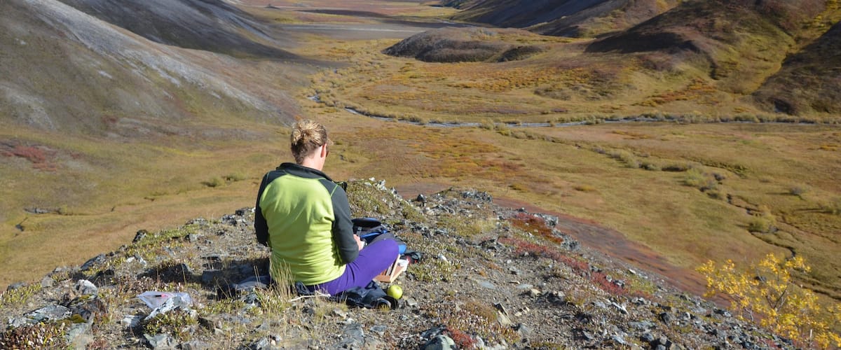 Noatak montrant montagnes et scènes tranquilles aussi bien que femme