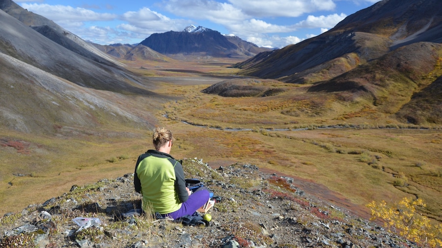 Noatak caratteristiche di paesaggi rilassanti e montagna cosi come ragazza