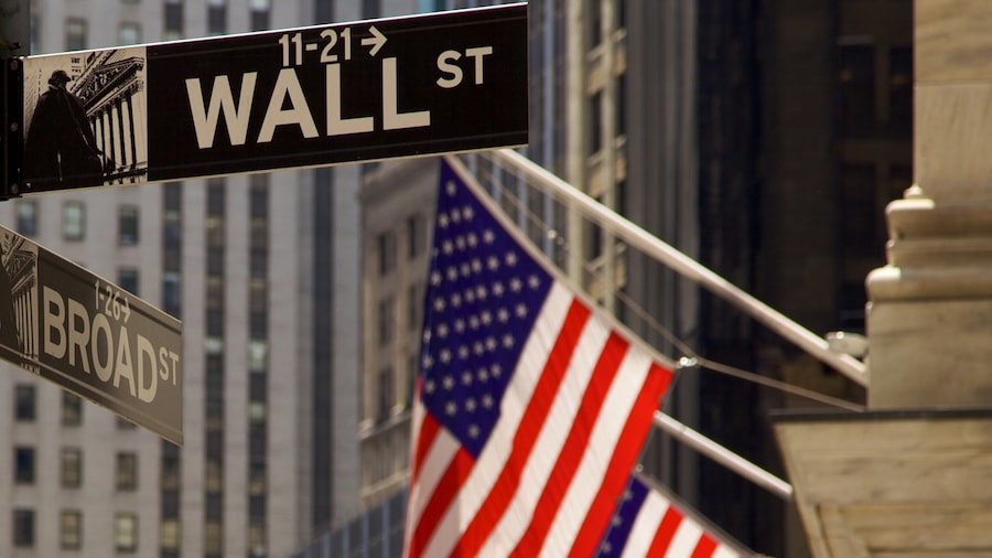 Wall Street - Quartier financier qui includes ville et signalisation