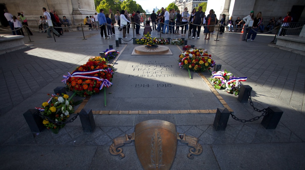 Arc de Triomphe showing a square or plaza, a memorial and a monument