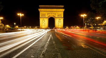 Arc de Triomphe showing street scenes, night scenes and heritage architecture