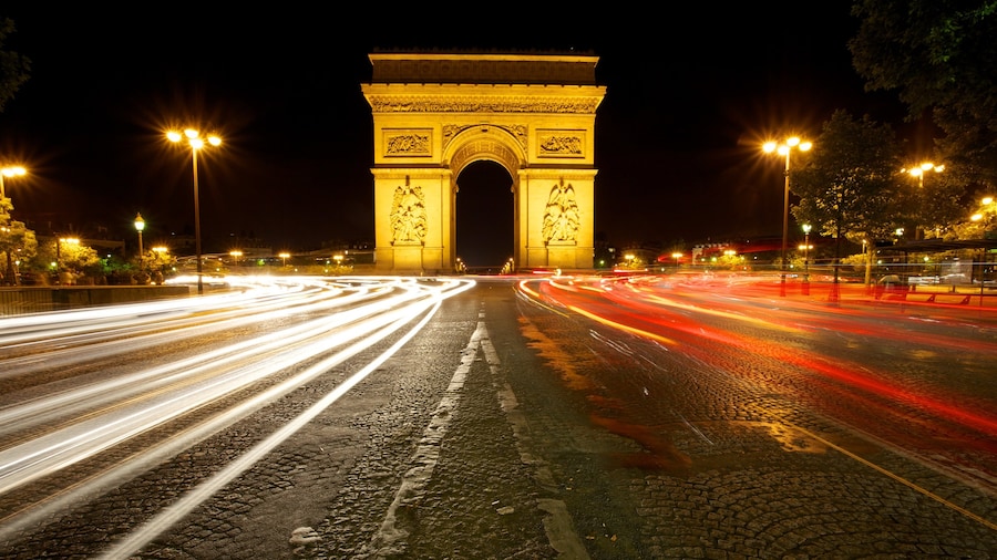 Arc de Triomphe showing street scenes, night scenes and heritage architecture