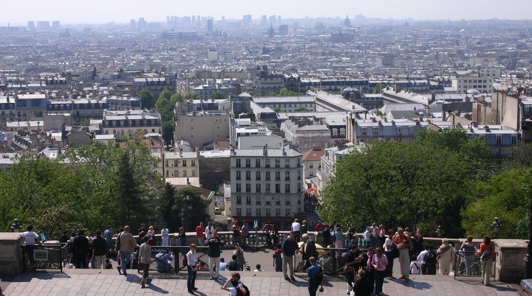 Montmartre which includes views, skyline and a skyscraper