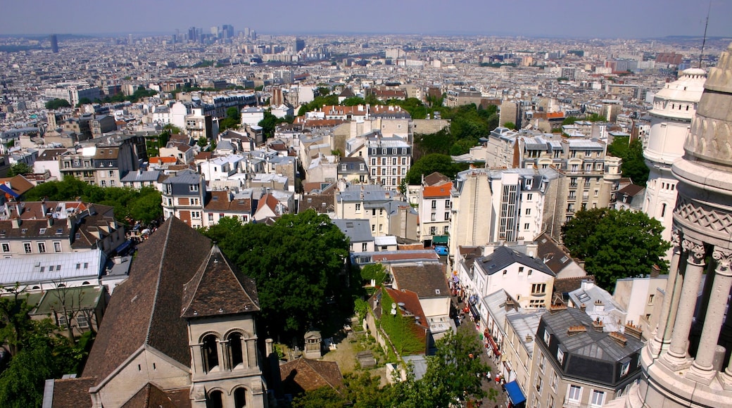 Montmartre johon kuuluu kaupunki ja vanha arkkitehtuuri