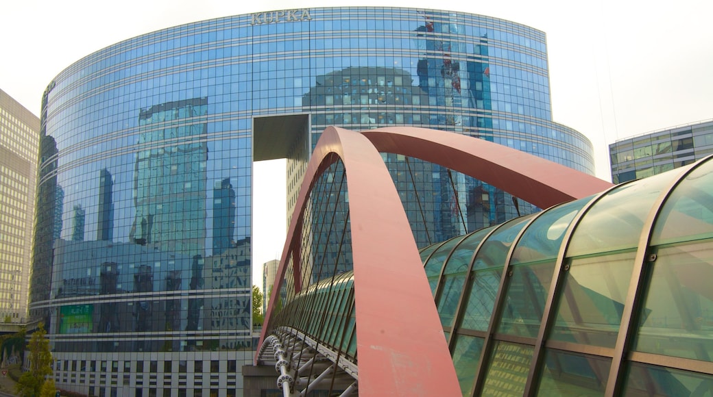 La Défense que incluye vista a la ciudad, arquitectura moderna y una ciudad