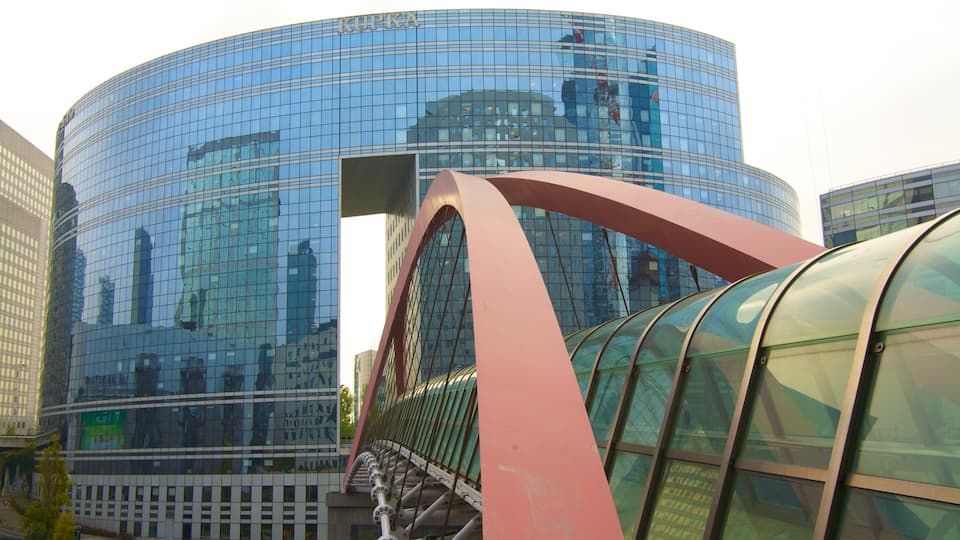 La Défense que incluye vistas de la ciudad, arquitectura moderna y una ciudad
