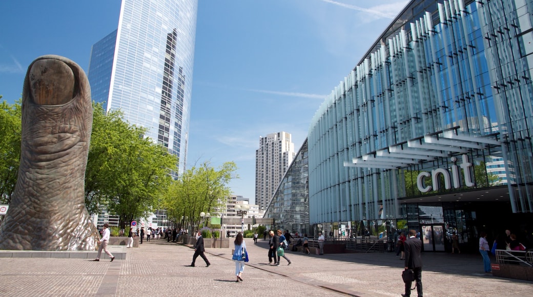 La Défense das einen Hochhaus, moderne Architektur und Statue oder Skulptur