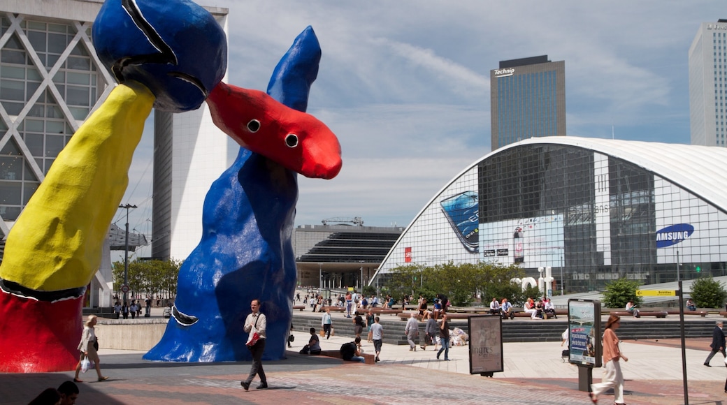 La Défense mostrando arte, un edificio alto y arquitectura moderna