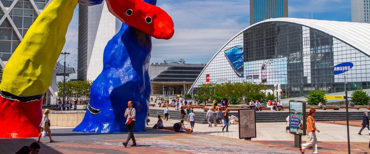 La Défense mostrando arte, un edificio alto y arquitectura moderna