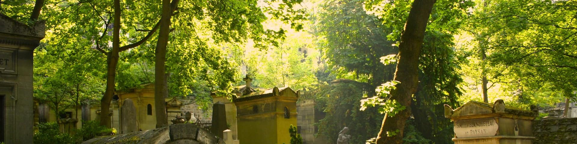 Paris which includes a cemetery and a memorial