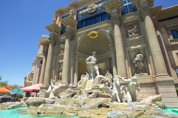 Forum Shops showing a fountain and a statue or sculpture