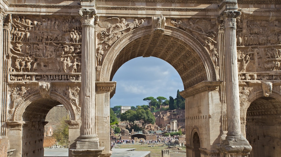 Foro Romano mostrando patrimonio de arquitectura y ruinas de edificios