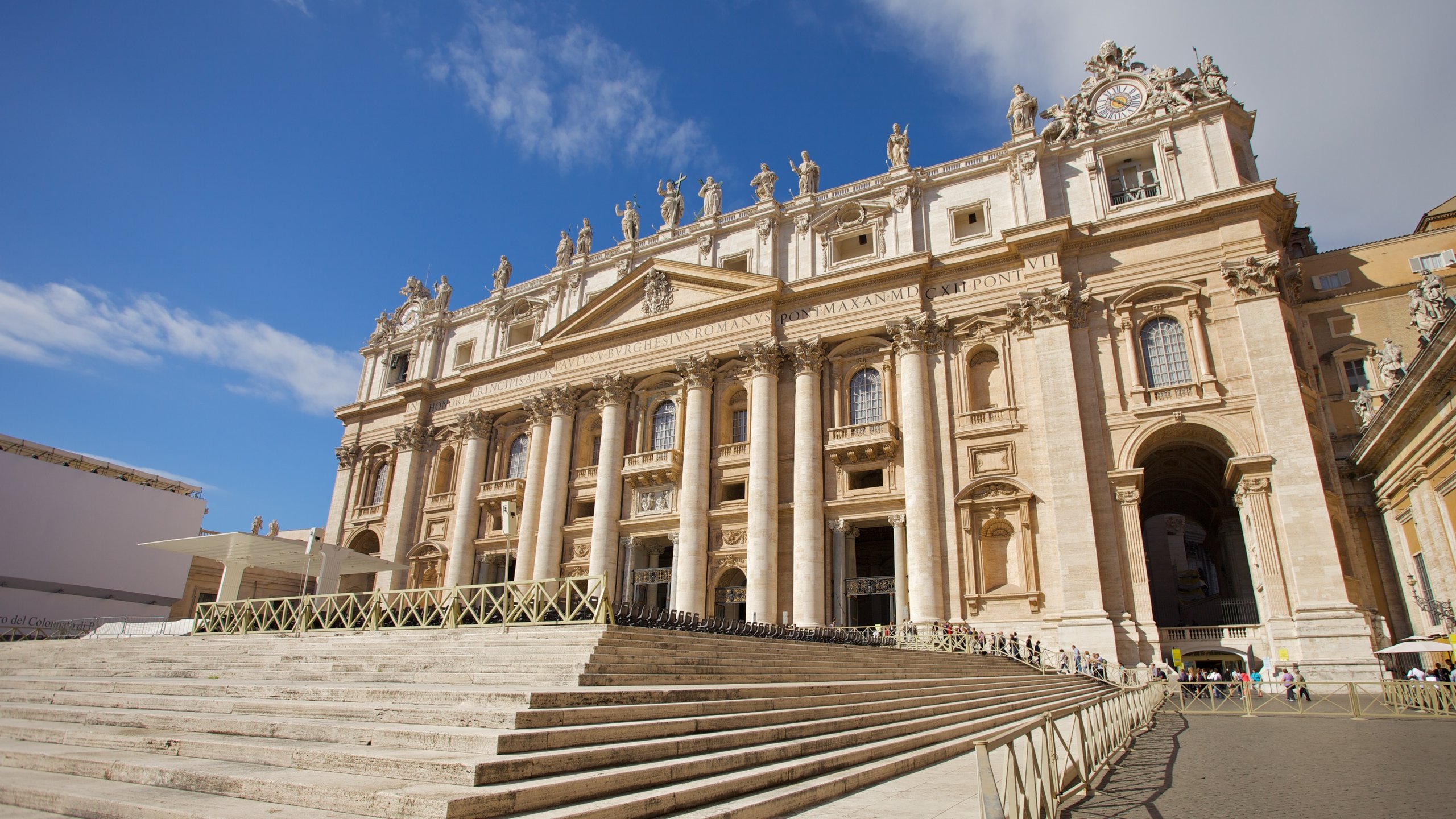 Basílica de San Pedro mostrando una ciudad, un parque o plaza y elementos religiosos