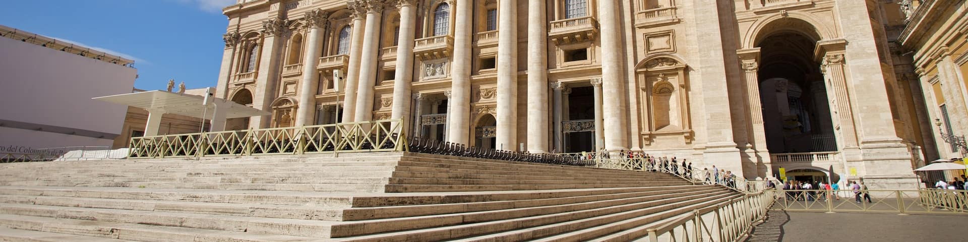Basilique Saint-Pierre montrant ville, église ou cathédrale et square ou place