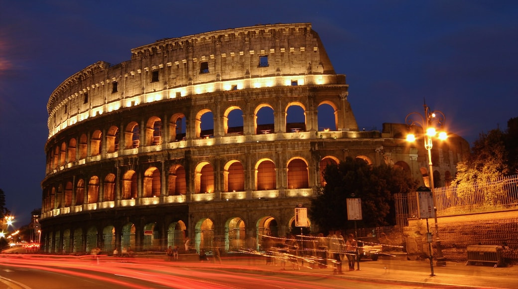 Italien som visar en ruin, historisk arkitektur och en stad