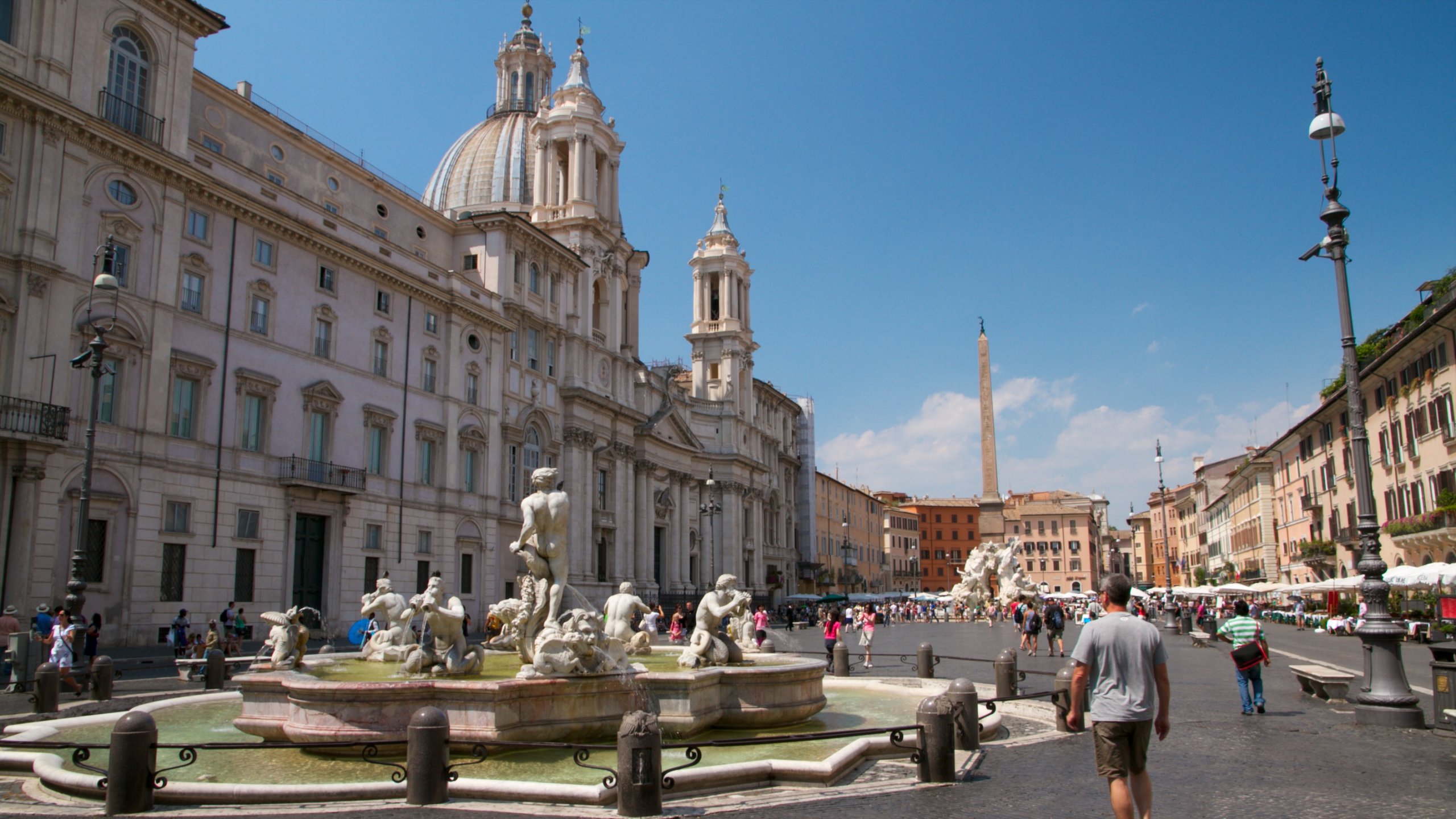 Plaza Navona ofreciendo una estatua o escultura, una ciudad y una fuente