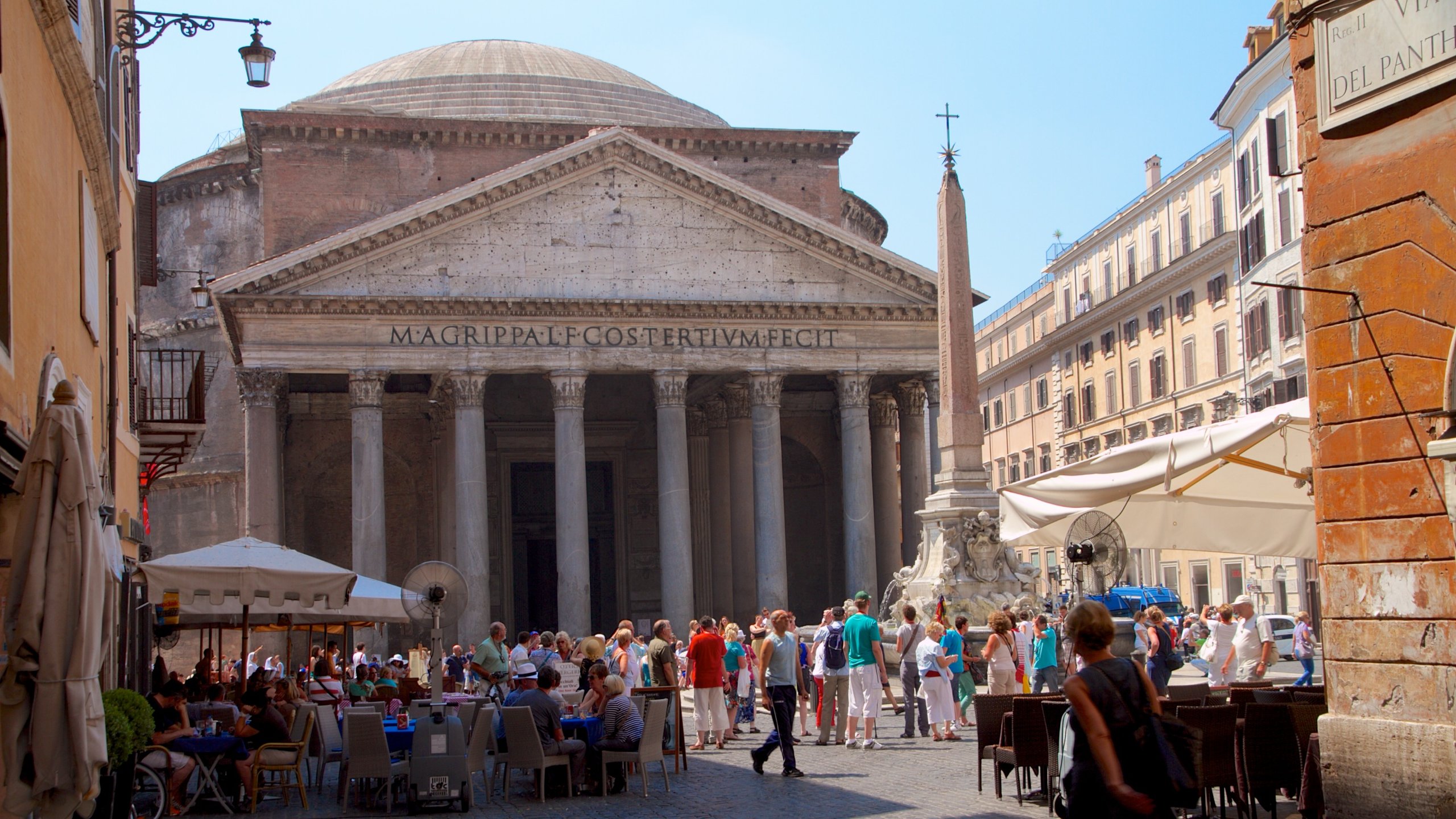 Pantheon toont historische architectuur, een plein en een monument