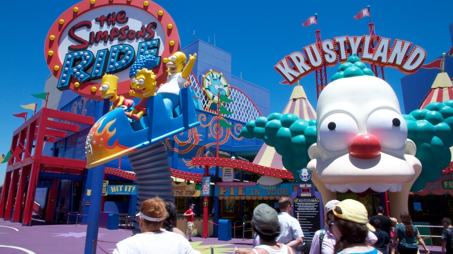 Universal Studios Hollywood® mostrando señalización, una ciudad y paseos