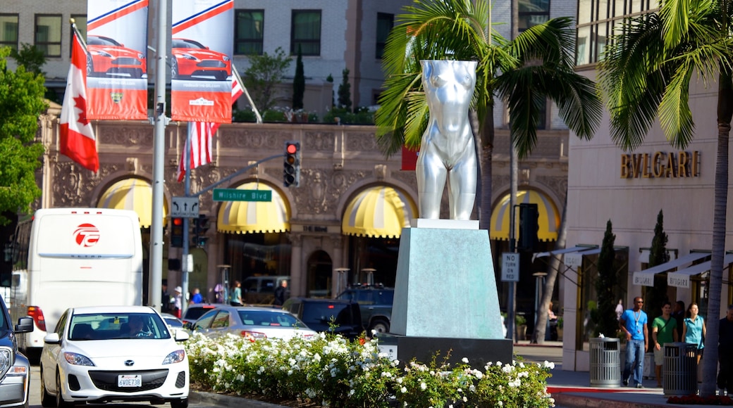 Rodeo Drive som inkluderar utomhuskonst, en staty eller skulptur och en stad