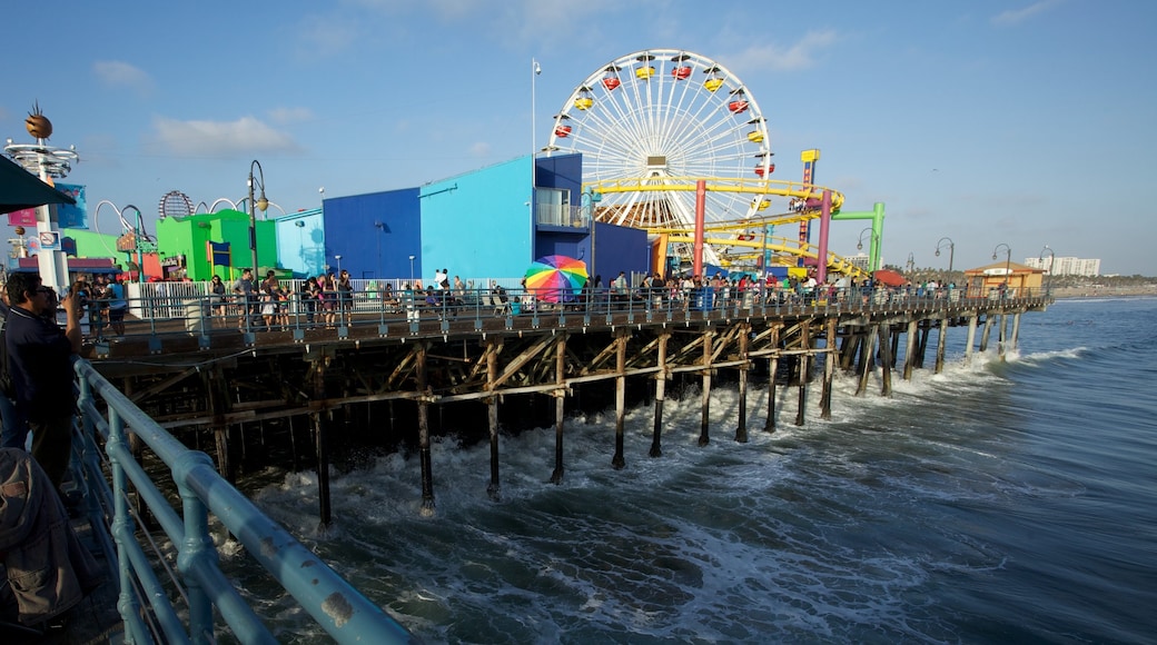 Muelle de Santa Mónica que incluye paseos