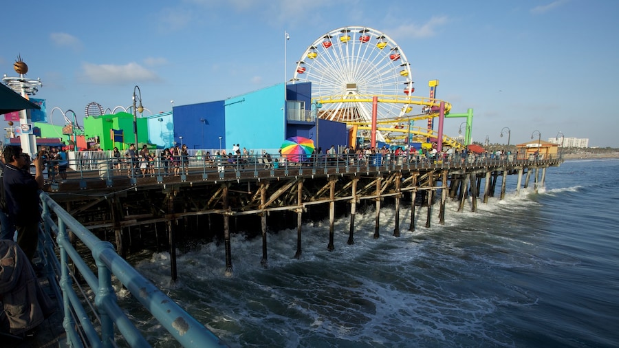 Santa Monica Pier og byder på forlystelser