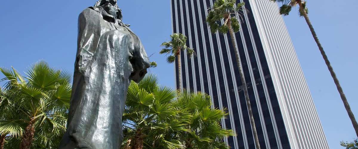 Museo de Arte del Condado de Los Ángeles que incluye un edificio de gran altura, una ciudad y arte