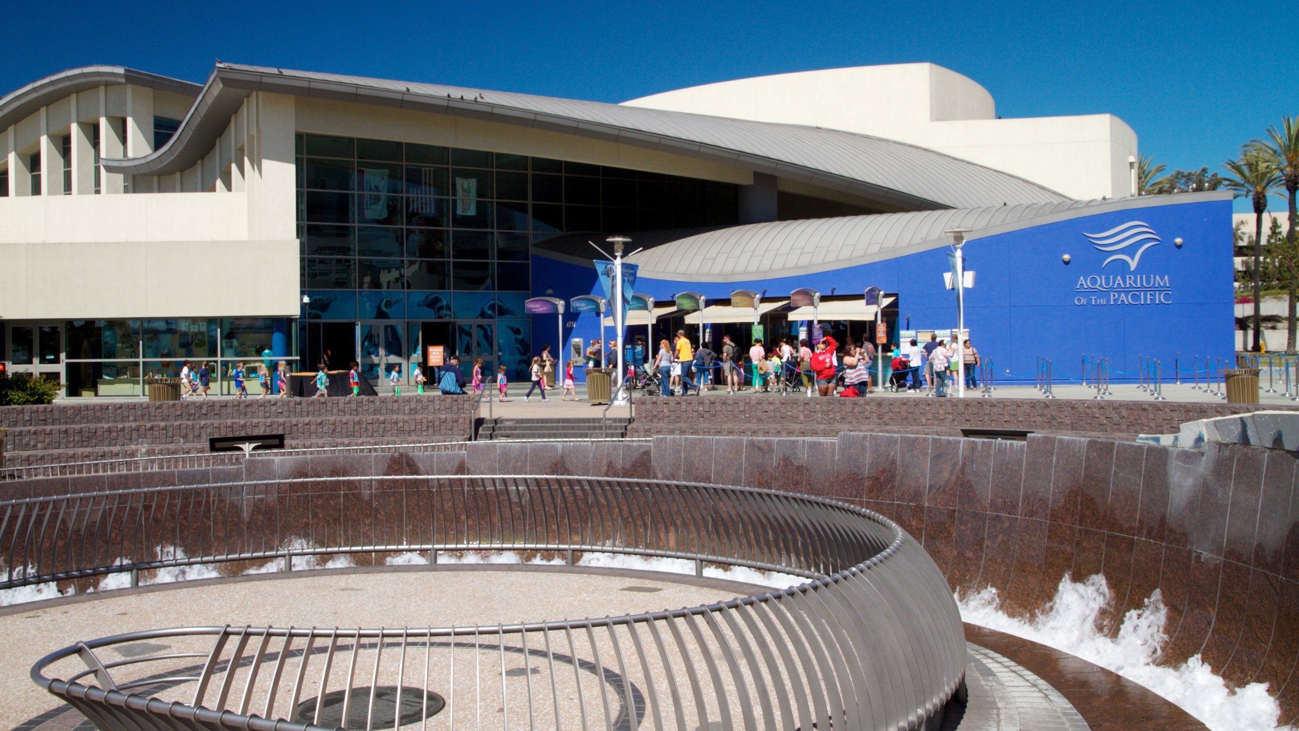 Aquarium of the Pacific featuring a city and marine life