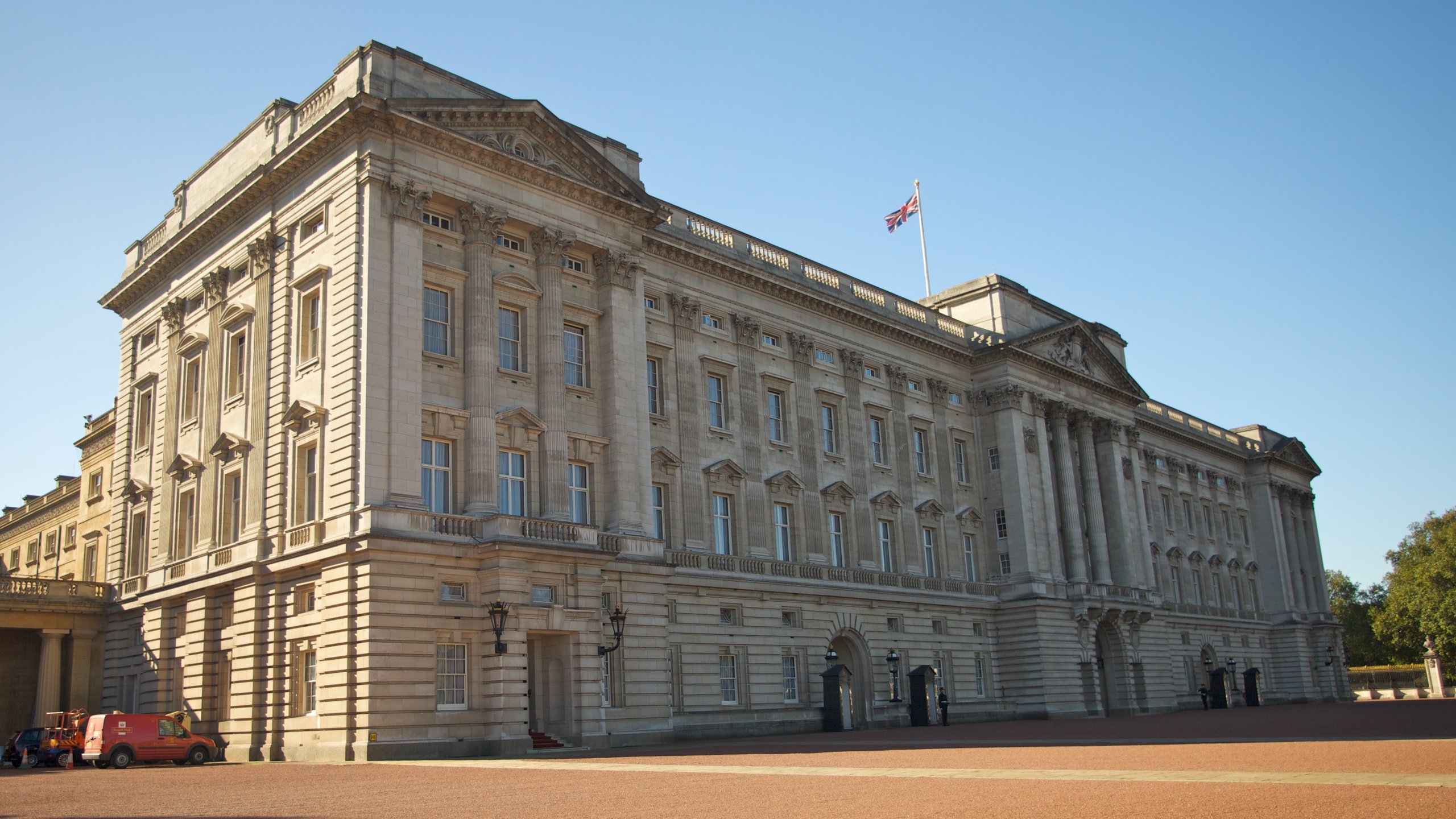 Buckingham Palace Revealed - Looklify