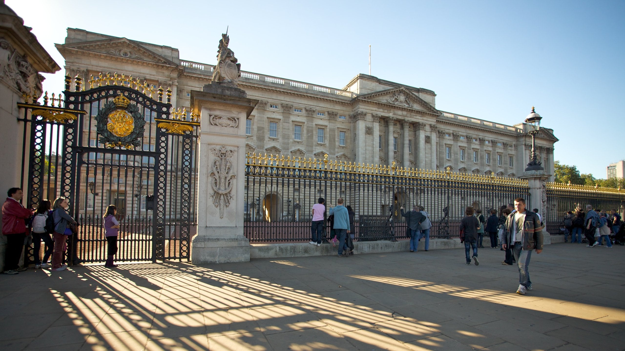 Buckingham Palace featuring château or palace, heritage architecture and a city