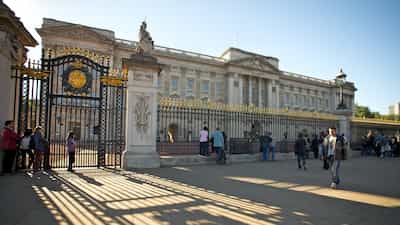 Uncovering London's Rich History: A Historical Tourist's Guide - Modern London: Icons like Buckingham Palace and The Shard
