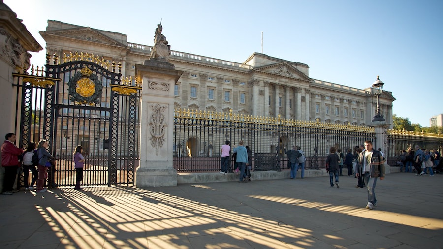 Buckingham Palace som omfatter historiske bygningsværker, et slot og en by