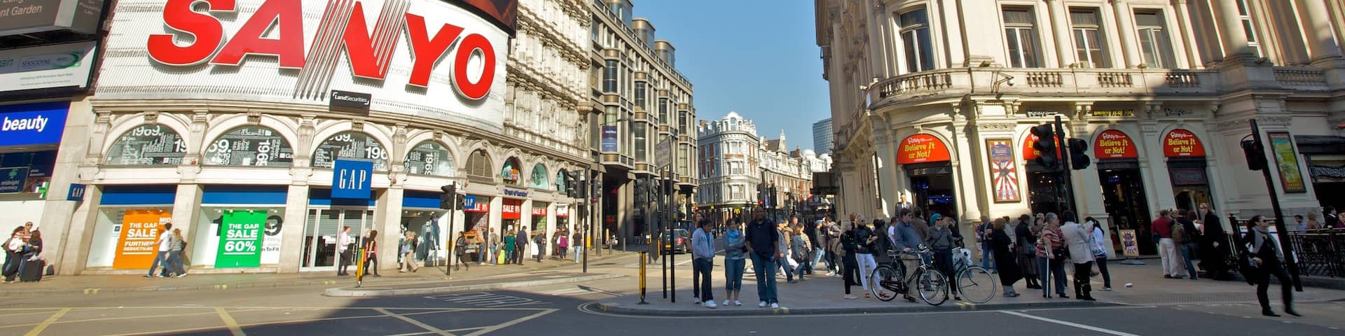 Piccadilly Circus mettant en vedette signalisation, patrimoine architectural et ville