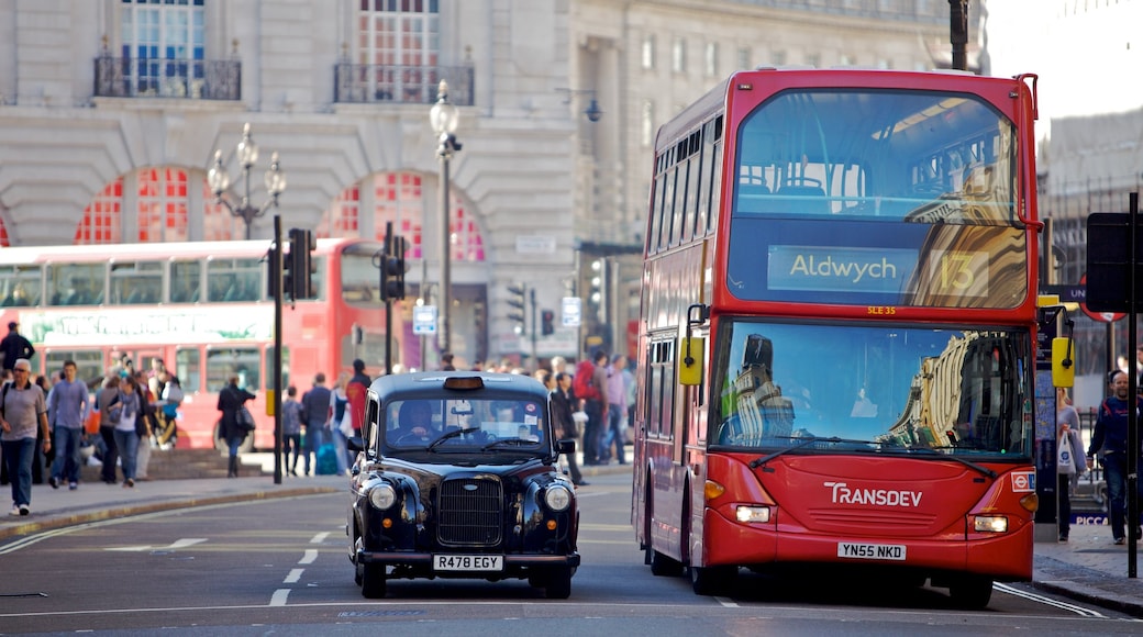 Piccadilly Circus mostrando strade, città e architettura d\'epoca