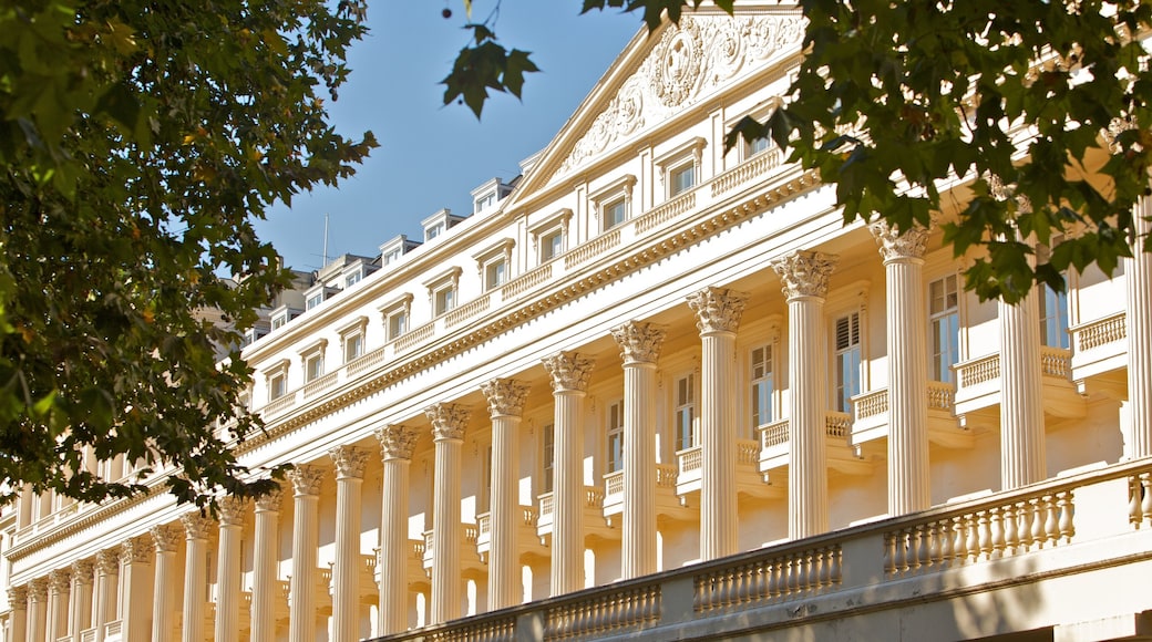 St. James Park toont skyline en historische architectuur