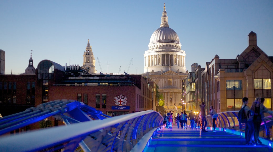 St. Paul\'s Cathedral featuring street scenes, a city and religious aspects