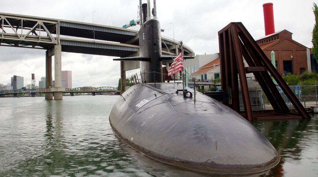 Museum van Wetenschap en Industrie in Oregon toont een jachthaven, militaire voorwerpen en skyline