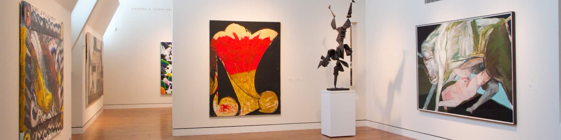 Portland Art Museum mostrando vistas interiores y arte