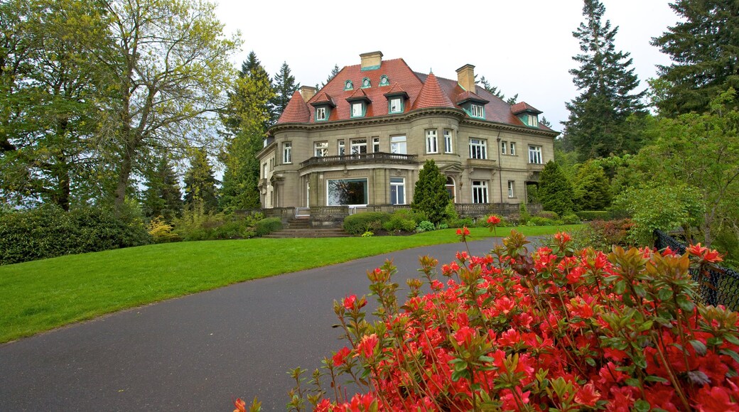 Pittock Mansion mostrando fiori, giardino e architettura d\'epoca