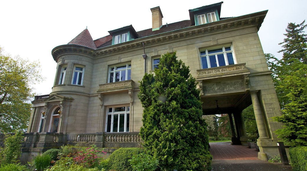 Pittock Mansion mostrando casa, architettura d\'epoca e giardino