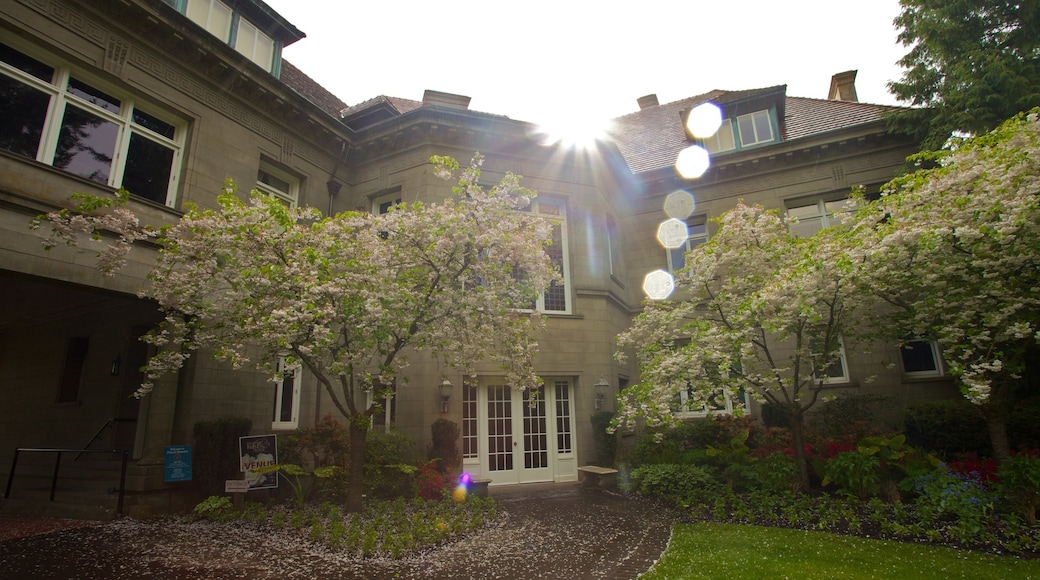 Pittock Mansion showing a house and heritage architecture